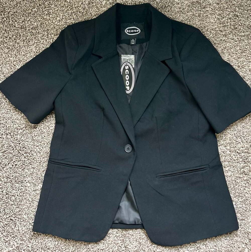 Scoop Women's Short Sleeve Boxy Blazer in Black